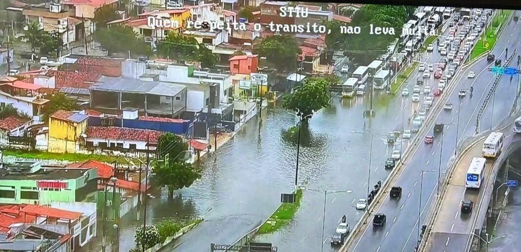 Chuva causa transtornos em Natal