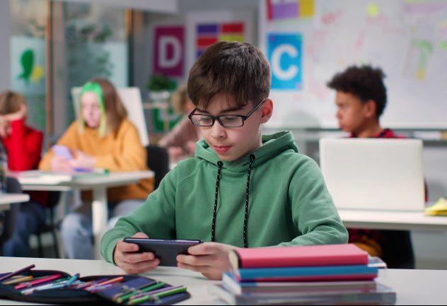 Conselho de Comunicação Debate Restrição do Uso de Celulares nas Escolas