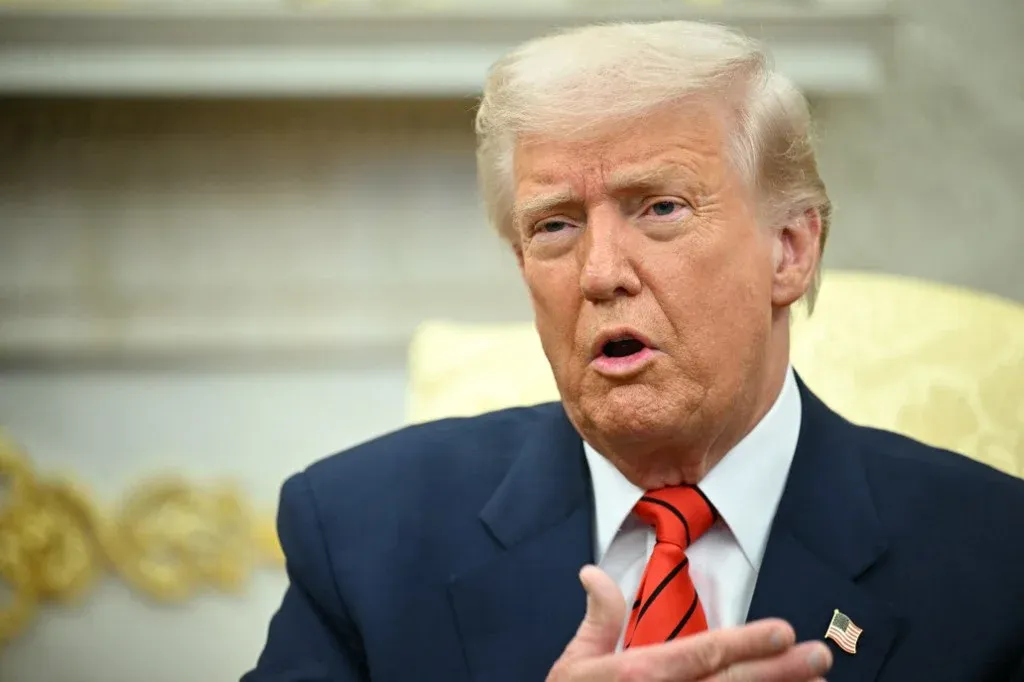 Trump desafia decisão judicial e deporta centenas de venezuelanos