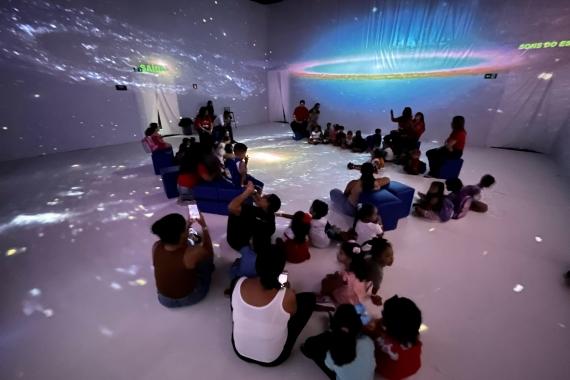 08/04/2025 18:08 Estudantes do CMEI Profa. Stella Lopes da Silva visitam exposição imersiva do Espaço