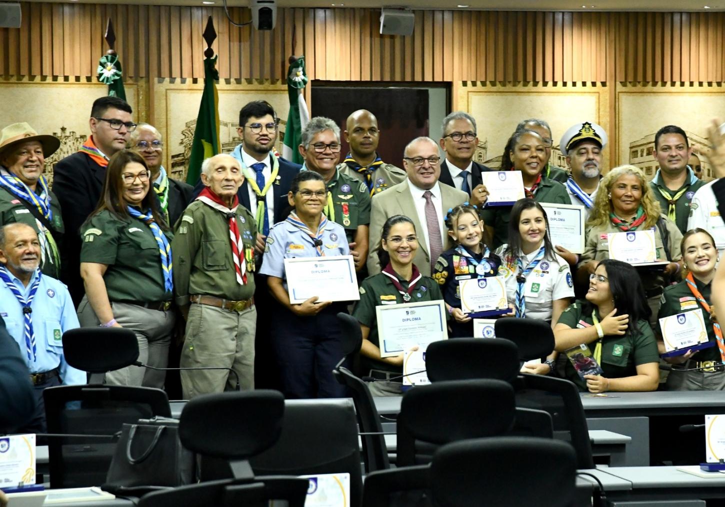 Prefeito Paulinho Freire prestigia sessão solene em homenagem ao Dia do Escoteiro