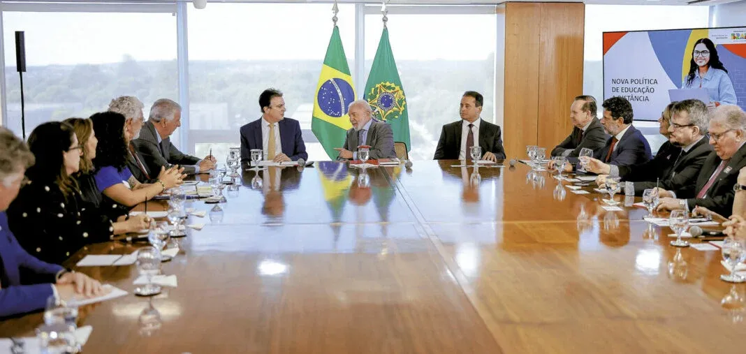 Governo Federal proíbe educação à distância em cinco cursos no país