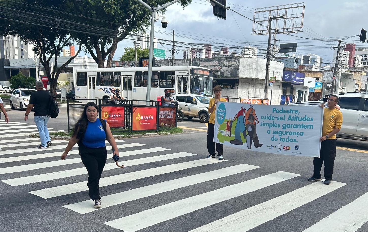 STTU reforça importância do respeito à faixa de pedestres em ação educativa