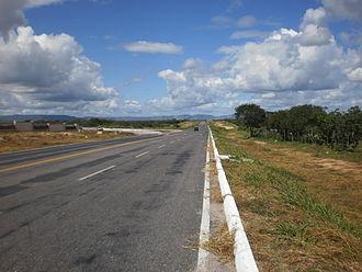 FLAGRANTE: Carro em péssimo estado da Prefeitura de Martins é visto em alta velocidade na BR-226