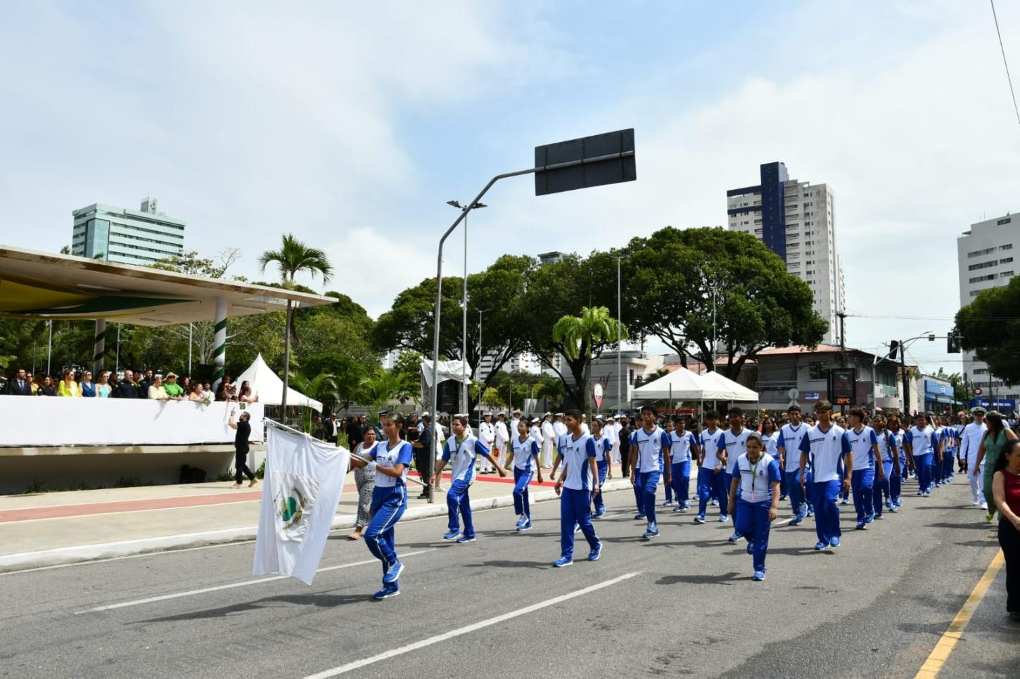 Prefeitura fortalece tradição do desfile cívico com participação de escolas e órgãos municipais
