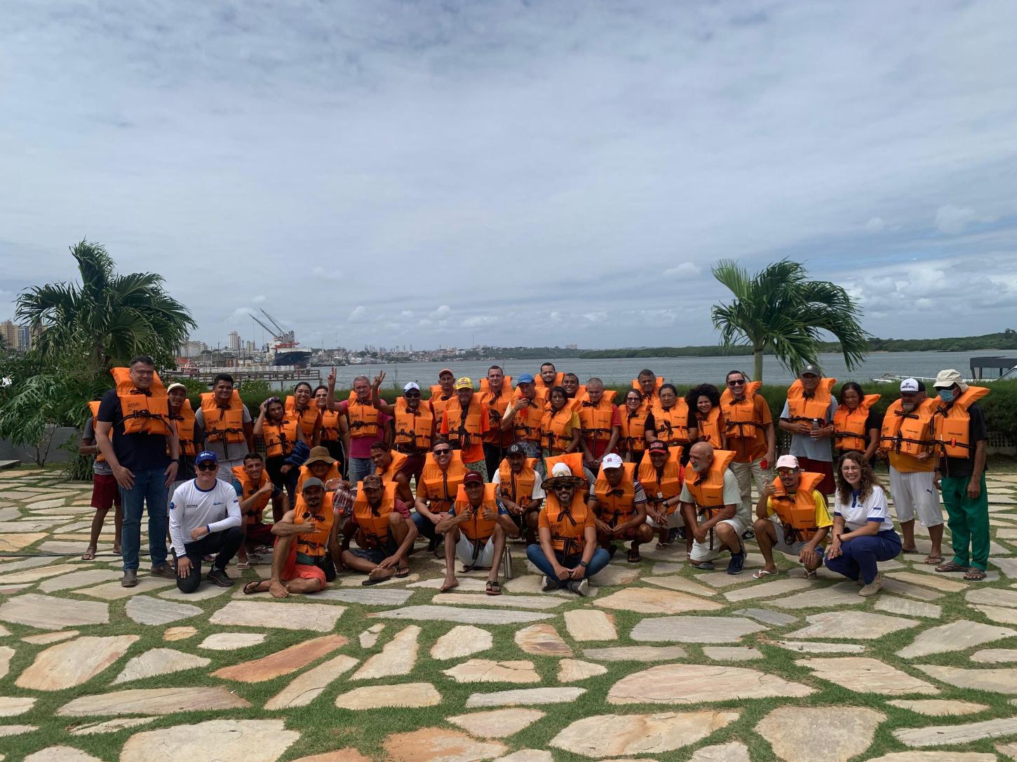 Passeio educativo no Rio Potengi aproxima usuários do Centro Pop da natureza e da cidadania
