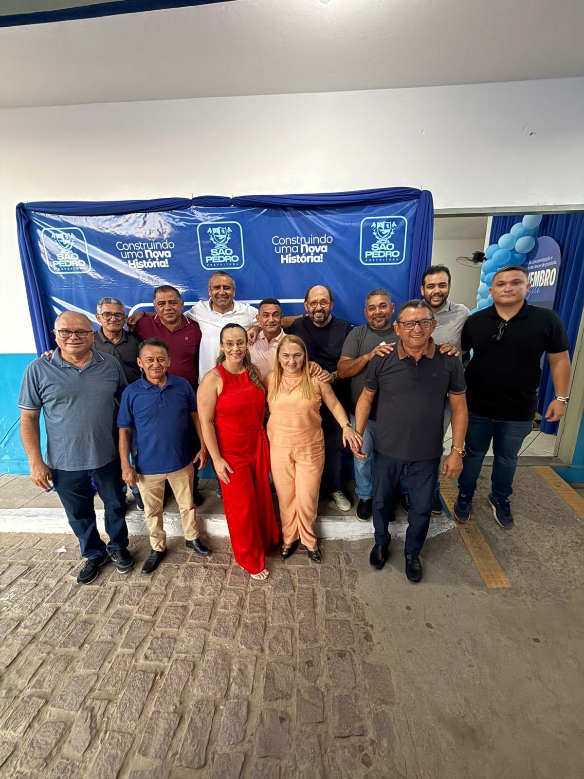 Gustavo Carvalho entrega ambulância em São Pedro e prestigia abertura da ExpoMé em São Tomé