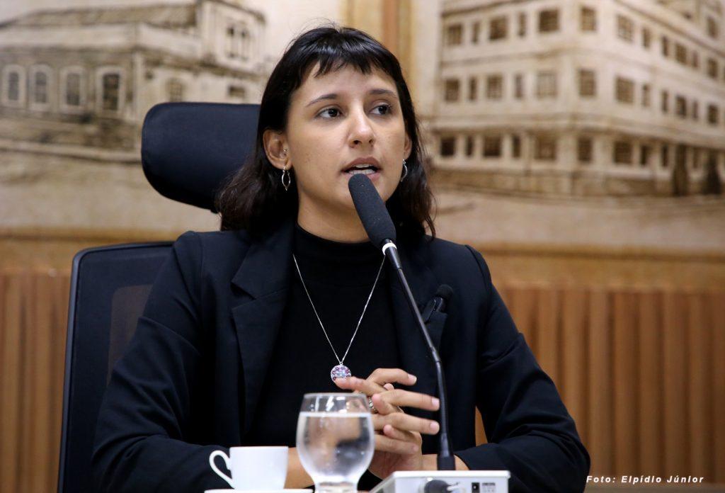 Mobilização de grupos de esquerda busca pressionar votação sobre mandato de Brisa Bracchi