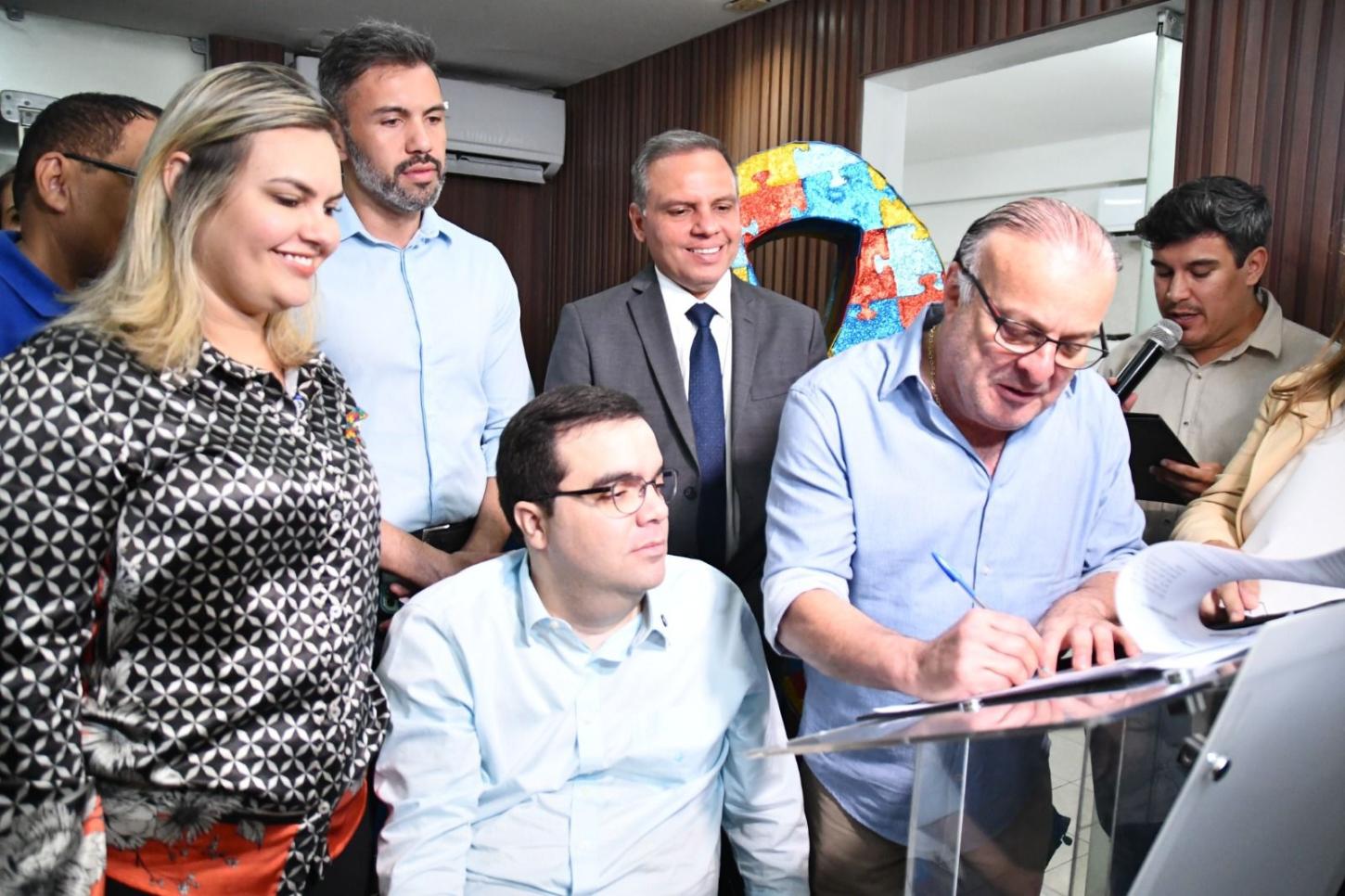 Prefeito Paulinho Freire sanciona leis que ampliam direitos e garantias às pessoas com deficiência