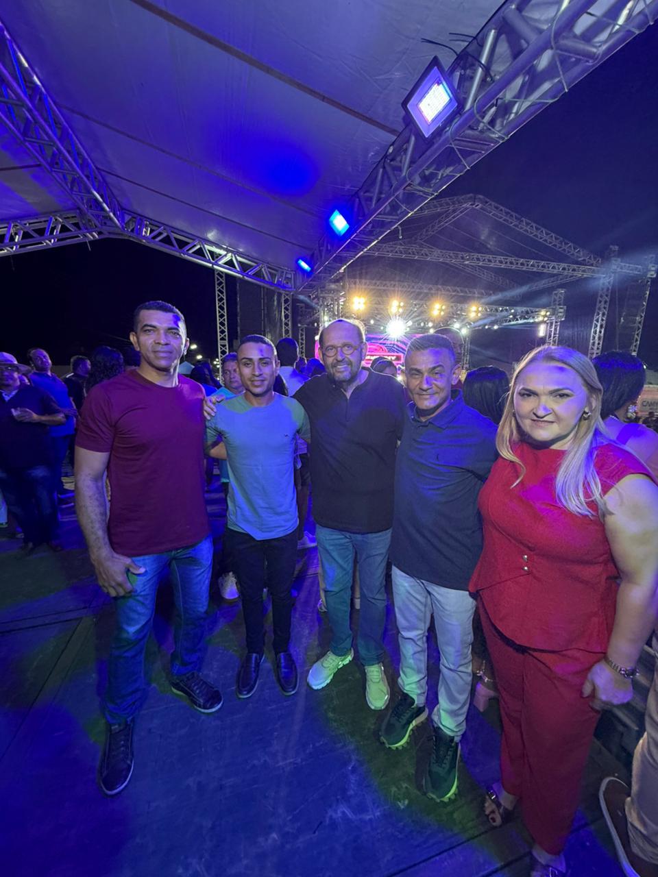 Deputado Gustavo Carvalho prestigia Festa de Reis em Senador Elói de Souza ao lado de lideranças políticas e parabeniza gestão municipal