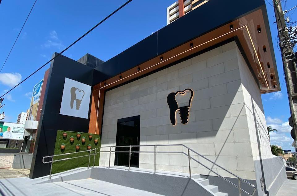 Baile de máscaras em Natal marca lançamento de protocolo inovador de estética do sorriso