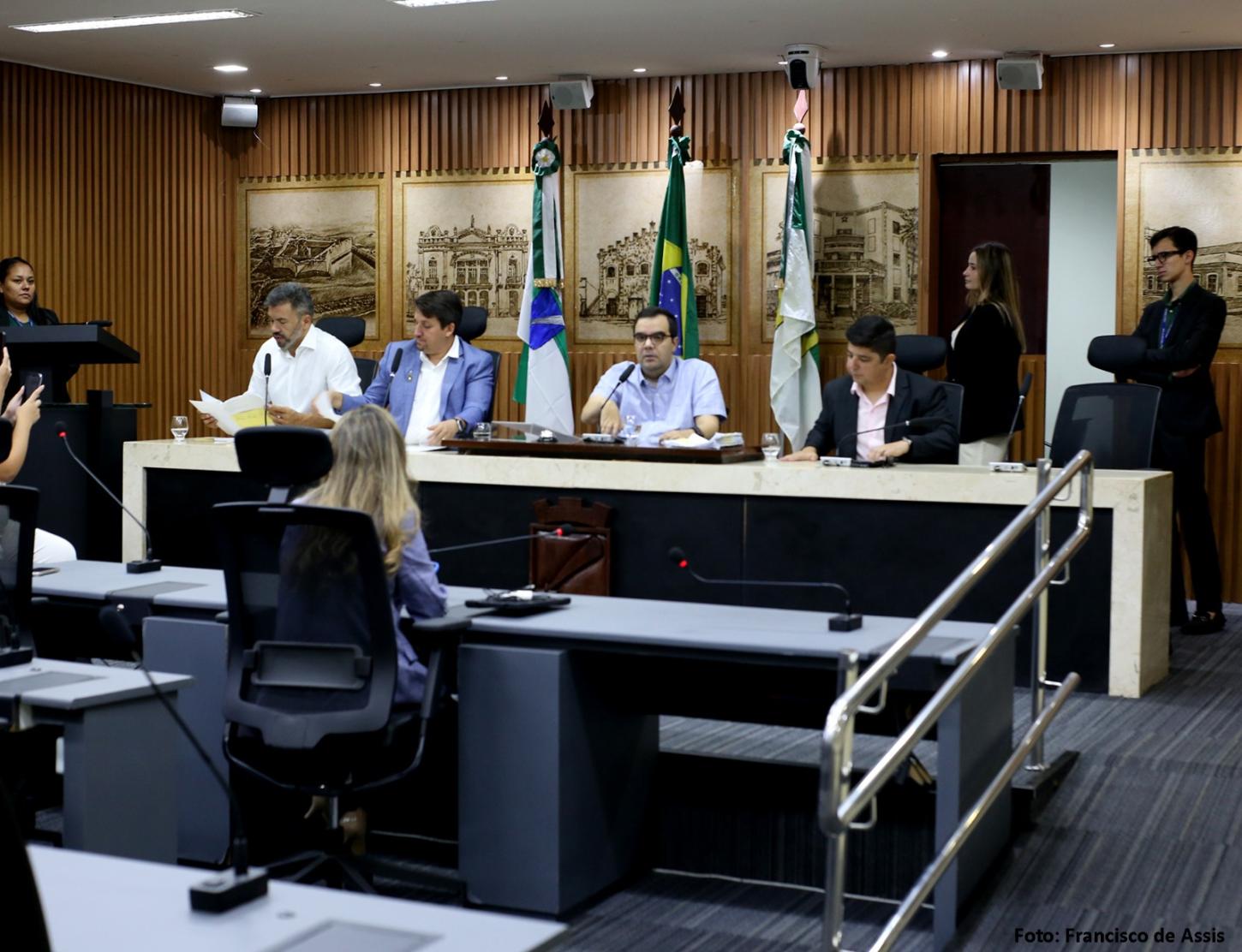 Comissão aprova lei para autoescolas oferecerem carros adaptados