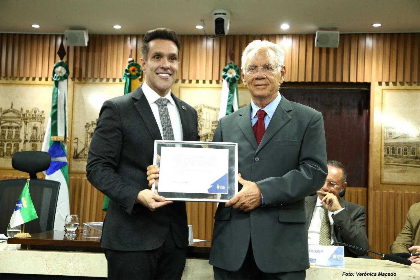 Eriko Jácome celebra 76 anos da Liga Contra o Câncer em sessão solene