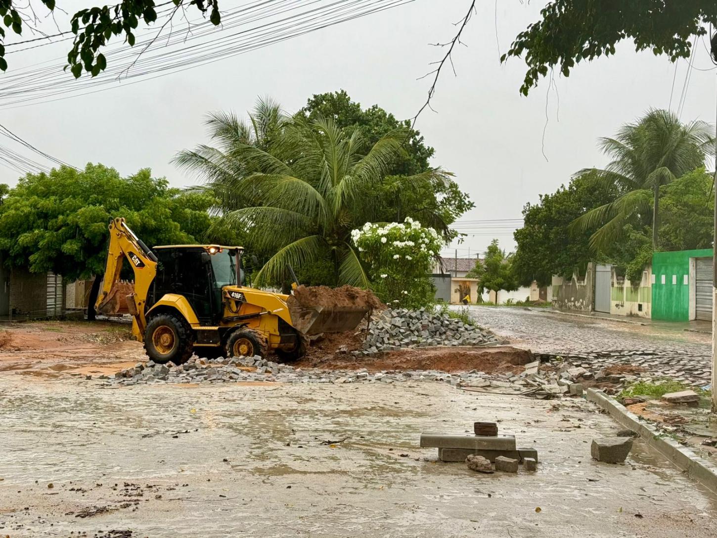 Prefeita Jussara Sales acompanha nas ruas as ações da Prefeitura de Extremoz durante fortes chuvas