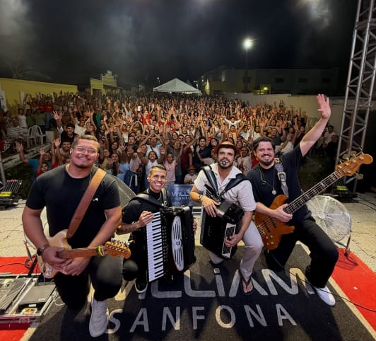 Show de William Sanfona encerra Festa de São Miguel Arcanjo com multidão no largo da Igreja Matriz em Extremoz