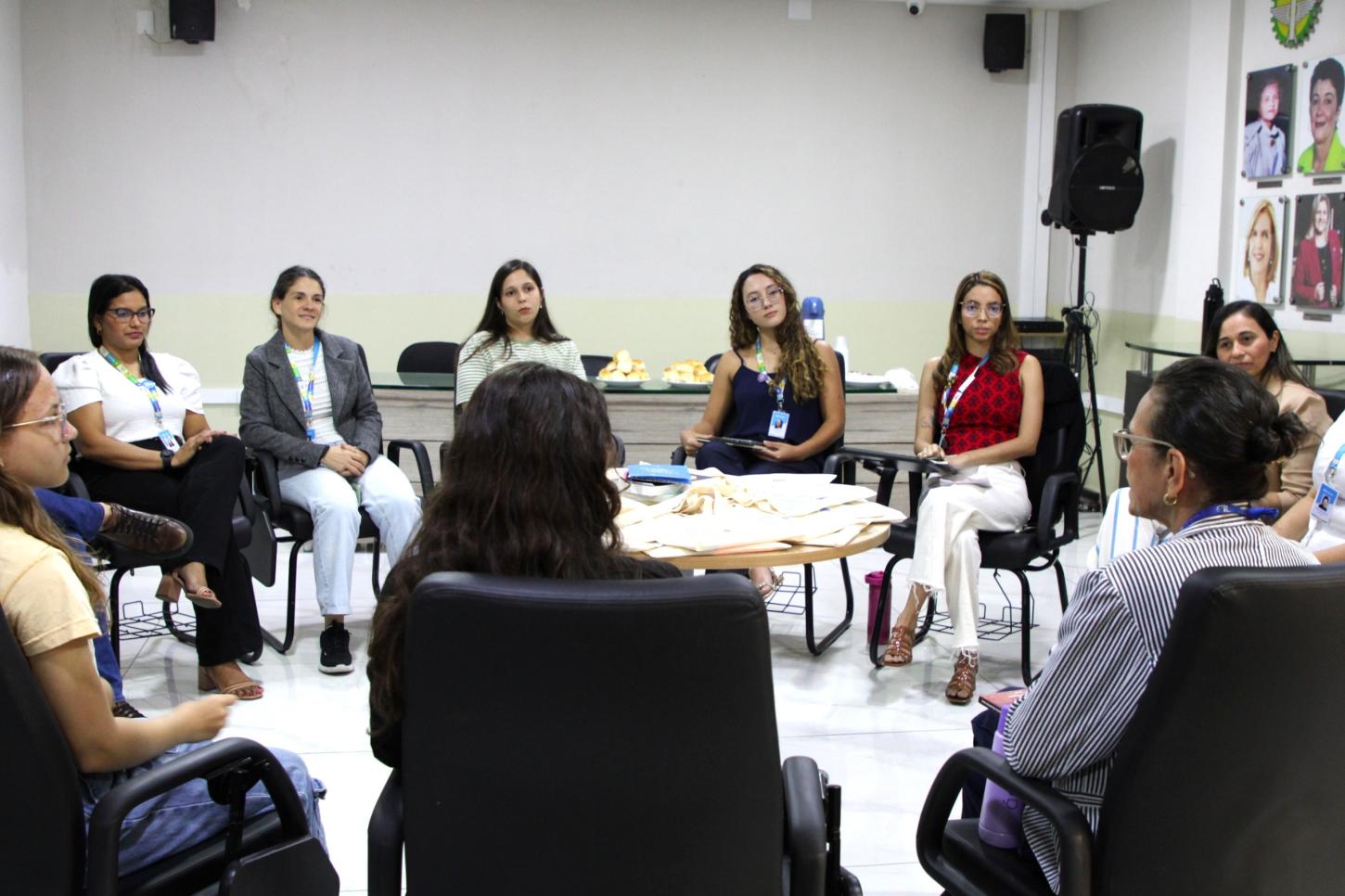 Clube do Livro reúne participantes para manhã de leitura e troca de experiências na Câmara de Parnamirim